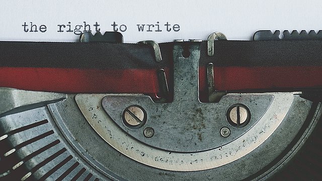 © Pexels/Suzy Hazelwood Eine Schreibmaschine mit einem Brief.