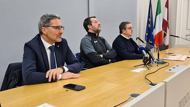 © Ufficio stampa Regione Autonoma Trentino-Alto Adige/Südtirol-Davide Cordua Da sinistra il presidente della Provincia autonoma di Bolzano, Arno Kompatscher, il ministro dei Trasporti, Matteo Salvini, e il presidente della Provincia autonoma di Trento, Maurizio Fugatti