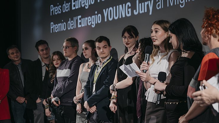 Con grande emozione: l'EuregioYoungJury assegna il premio di 1.000 euro per il miglior film a “Last swim”.