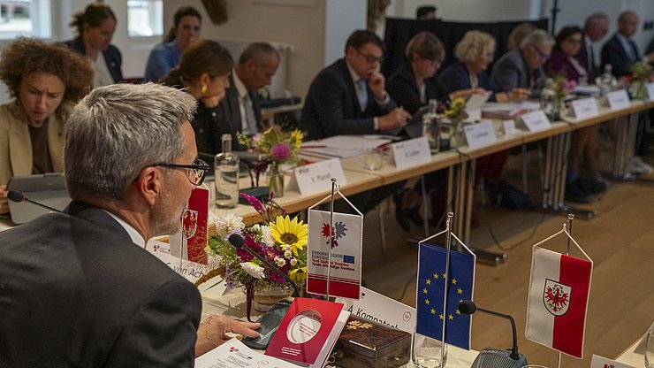 Il presidente uscente dell'Euregio, il presidente della Provincia autonoma di Bolzano Arno Kompatscher, ha presieduto l'Assemblea dell'Euregio il 25 settembre 2025 a Salorno. 