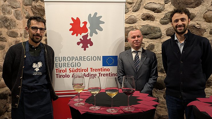 Ospiti e relatori de “L'Euregio in 5 calici”: (da sinistra) il sommelier Tommaso Iori, il Segretario generale dell'Euregio Christoph von Ach e Marco Odorizzi, direttore della Fondazione Alcide de Gasperi.