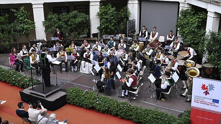 Konzert des Euregio-Jugendblasorchesters in Riva del Garda in Anwesenheit von Landesrat Simone Marchiori
