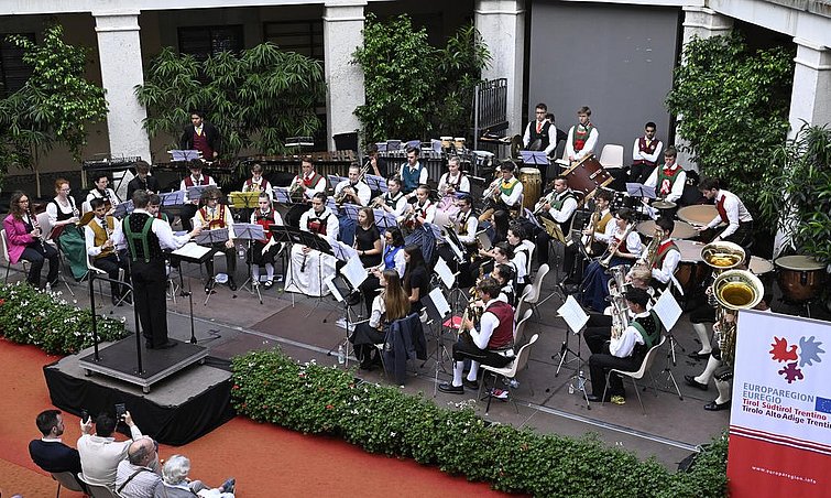 Konzert des Euregio-Jugendblasorchesters in Riva del Garda in Anwesenheit von Landesrat Simone Marchiori