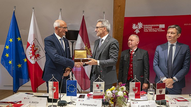 Passaggio di consegne tra Alto Adige e Tirolo: come simbolo della Presidenza dell'Euregio, il presidente della Provincia autonoma di Bolzano Arno Kompatscher (secondo da sinistra) consegna la storica chiave della Casa della Pesa, la sede dell'Euregio a Bolzano, al capitano del Tirolo Anton Mattle (a sinistra). Nella foto (da destra): il vicepresidente della Provincia autonoma di Trento Achille Spinelli e il segretario generale dell'Euregio Christoph von Ach. 