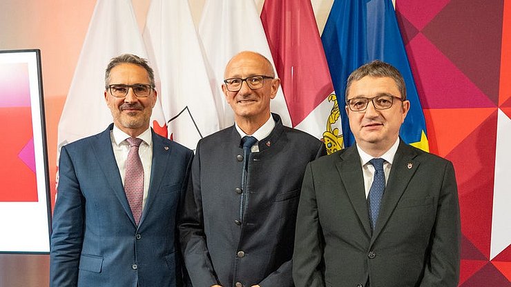 30 Jahre gemeinsame Stimme in Brüssel dank des Euregio-Verbindungsbüros: Die Landeshauptleute aus Südtirol, Arno Kompatscher (von links), Euregio-Präsident Anton Mattle (Tirol) und Maurizio Fugatti (Trentino) beim Festakt am 18. November 2025.