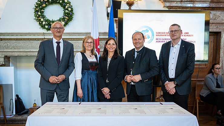Unterzeichnung der neuen Euregio-Ring-Urkunde mit: (von links) Euregio-Präsident und Tirols Landeshauptmann Anton Mattle, Maria-Luise Schnegg (Land Tirol), Claudia Bisognin (Stiftung Edmund Mach in San Michele), Tirols Landeshauptmann-Stellvertreter Josef Geisler und Peter Prieth (Land Südtirol).