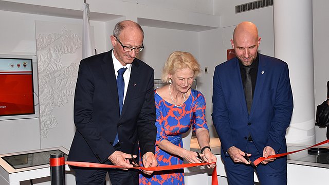 © Land Tirol/Dorfmann Da sin: Anton Mattle (Capitano del Tirolo), Veronika Sexl (Rettrice dell'Università di Innsbruck), Georg Neuhauser (Centro di ricerca „Regionalgeschichte Europaregion Tirol“, Università di Innsbruck)