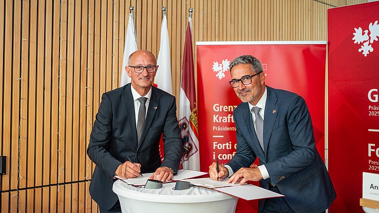 © Land Tirol/Fitsch Il presidente dell’Euregio e capitano del Tirolo Anton Mattle (da sinistra) e il presidente della Provincia autonom adi Bolzano Arno Kompatscher firmano al Castello di Trautson la dichiarazione d’intenti per l’ulteriore sviluppo del Tour of the Alps.