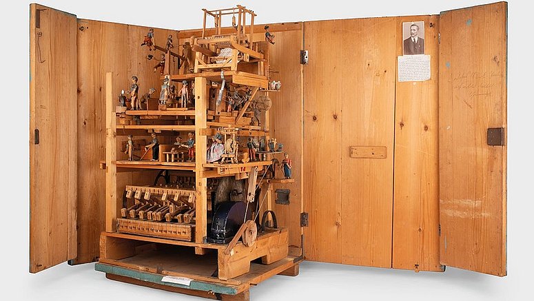 Das "Urbele-Werk" des Museumsverein Ulten ist ein Orgelkasten, bei dem sich durch Kurbeln kleine Figuren in Bewegung setzen, die verschiedene Szenen aus dem bäuerlichen Leben darstellen. Es ist im Talmuseum Ulten zu sehen. Gebaut hat es Urban Knoll um das Jahr 1930. 