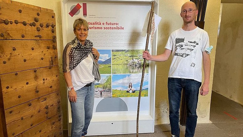 Marilena Defrancesco überreicht Museums-Stekkn