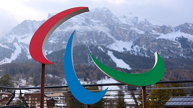 © Paralympic Games Il simbolo paralimpico, noto anche come Agitos, è la rappresentazione visiva del movimento paralimpico.