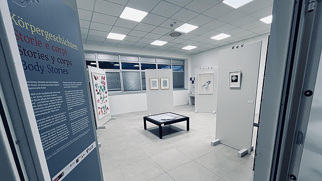 © Rath & Winkler Inaugurata ufficialmente la mostra itinerante "Storie e corpi" a Povo. Altre cinque sedi previste per l'anno scolastico 2023/24.
