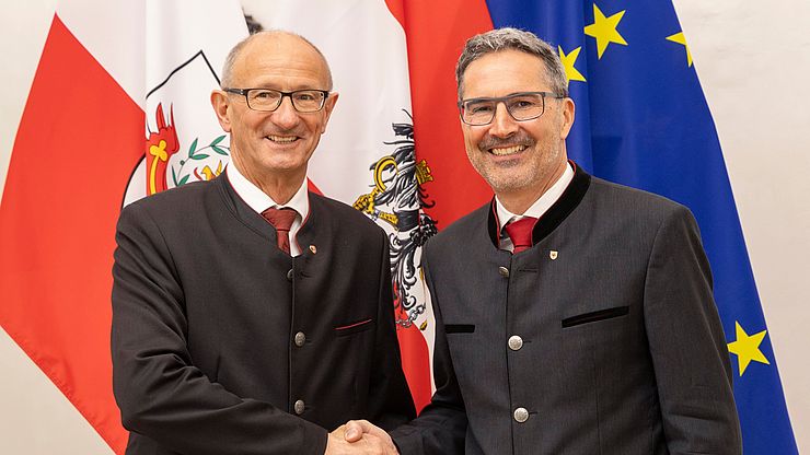 I presidenti della Provincia autonoma di Bolzano e del Tirolo, Arno Kompatscher e Anton Mattle, hanno discusso, dopo la consegna delle onorificenze del Land Tirolo, della questione del traffico di transito e di come procedere all'interno dell'Euregio Tirolo-Alto Adige-Trentino.
