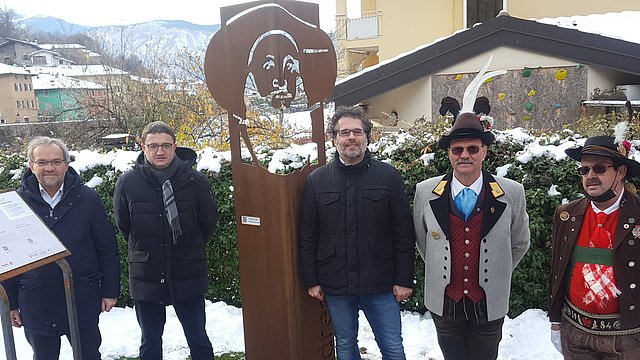 Andrea Brugnara, Enzo Cestari, Maurizio Fugatti und Giuseppe Ferrandi enthüllen die Stele zum Andreas Hofer Parcours 