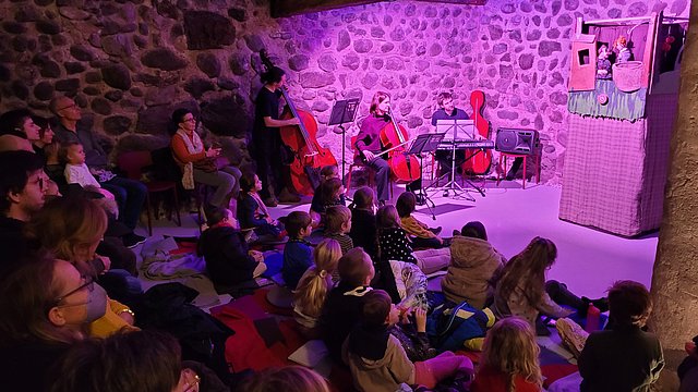 © Euregio/Armin Gluderer Circa 30 bambine e bambini hanno assistito al teatro delle marionette insieme a genitori e nonni in occasione dell'ultimo "Giovedì dell'Euregio" del 2022.