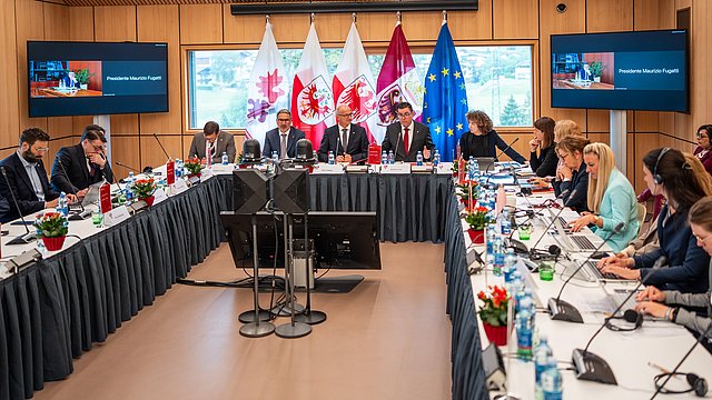 Bei den Sitzungen von Euregio-Vorstand und Euregio-Versammlung sprachen die Teilnehmenden darüber, wie die gemeinsame digitale Schulplattform aussehen könnte.