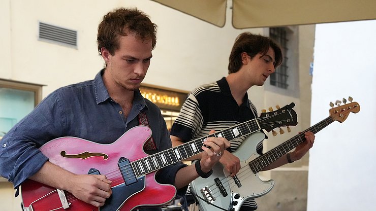 © Euregio/Armin Gluderer Der Bozner Gabriele Brazzo an der Gitarre und Tommaso Cifariello aus dem Trentino am E-Bass (von links)
