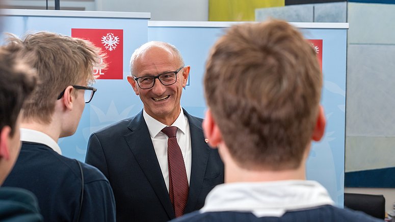 Bei der letzten Ausgabe von „Frag den LH" im Jahr 2025 begrüßte LH Mattle die 7. Klasse des Franziskanergymnasiums Bozen im Landhaus.