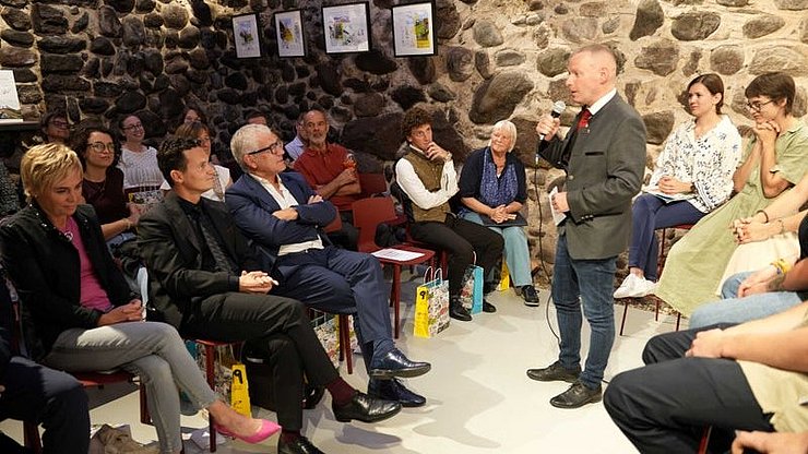 Il segretario generale Christoph von Ach ha dato il benvenuto al pubblico con (prima fila da sinistra) Lara Moroder, André Comploi, Andreas Schatzer, Denni Dorigo e Ulrike Kindl. 