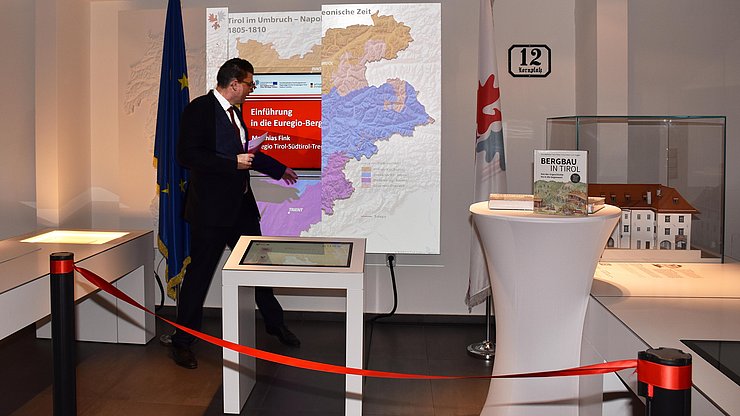 Tirols Euregio-Vertreter Matthias Fink führt in die Bergbau-Ausstellung ein
