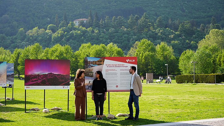 Bei der Eröffnung hoben Simone Marchiori, Trentiner Landesrat für die Förderung des Bewusstseins für die Autonomie, und Elisabetta Bozzarelli, Vizebürgermeisterin von Trient, und Elisa Bertò, die Trentiner Vertreterin im Euregio-Generalsekretariat, die Bedeutung des Projekts hervor. 