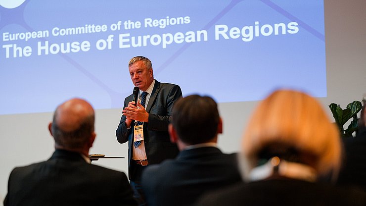 Petr Blížkovský, Generalsekretär des Europäischen Ausschusses der Regionen, sprach beim Plenum Gemeindenetzwerke.