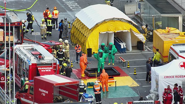 © Drohnen-Einsatz-Gruppe Land Tirol / Landeswarnzentrale Eines der Szenarien der grenzüberschreitenden Katastrophenschutzübung am Bahnhof in Steinach am Brenner mit Feldspital und Dekontaminations-Straße