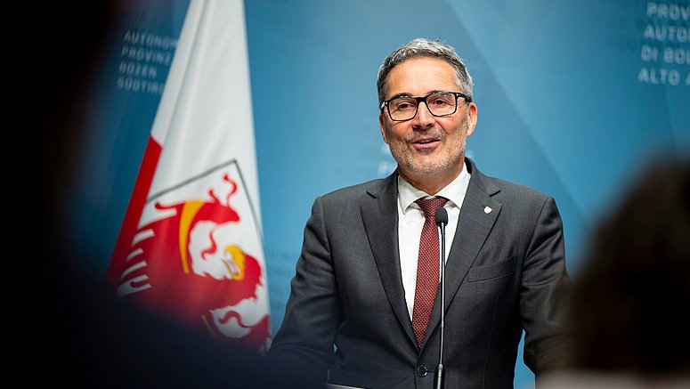 “La piattaforma consentirà di migliorare la mobilità dei lavoratori all'interno dell'Euregio, contribuendo così a rafforzare l'area economica Tirolo-Alto Adige-Trentino”, ha sottolineato il presidente della Provincia, Arno Kompatscher.