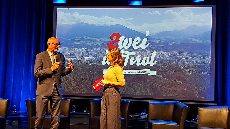 © Euregio/Guido Steinegger Euregio-Präsident, Tirols Landeshauptmann Anton Mattle im Gespräch mit Moderatorin Daniela Schmiderer: "Das Format '2 in Tirol' erkundet die Vielfalt unserer Euregio auf spannende und unterhaltsame Weise."