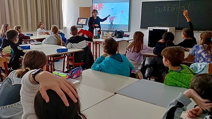 Responsabile del tour formativo Euregio nelle scuole del Trentino è Roberta Tomazzoni, collaboratrice dell'Euregio.