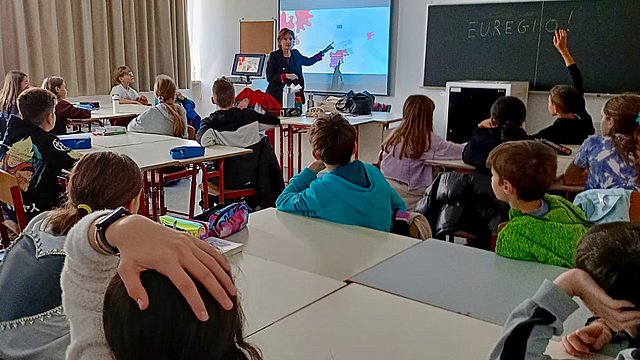 © Euregio Responsabile del tour formativo Euregio nelle scuole del Trentino è Roberta Tomazzoni, collaboratrice dell'Euregio.