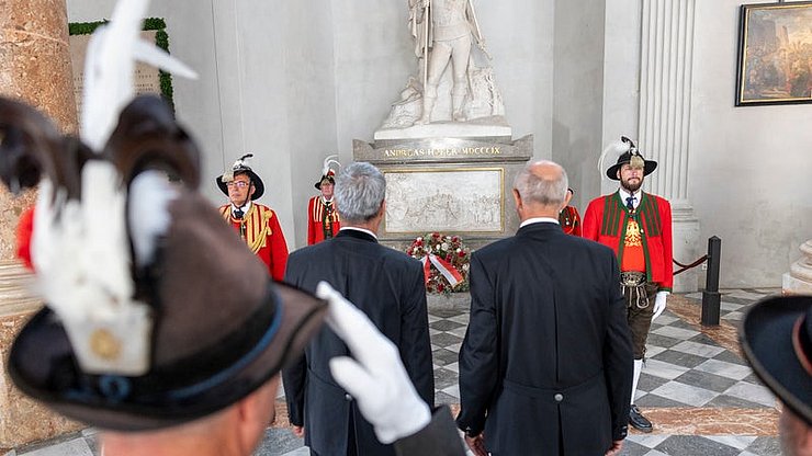 Die Landeshauptmänner Arno Kompatscher (links) und Anton Mattle legten Andreas-Hofer-Grabmal in der Hofkirche einen Kranz nieder.