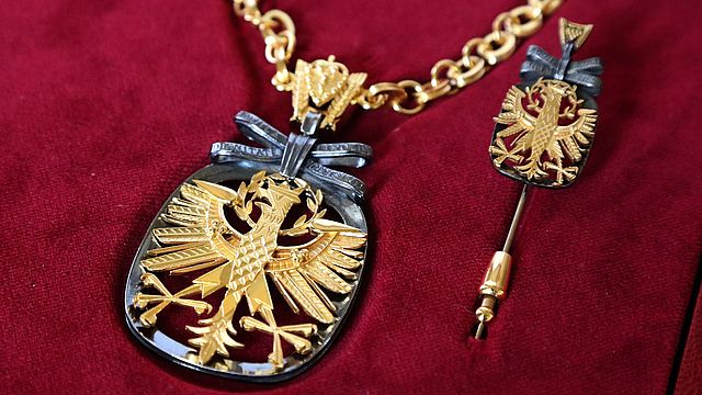 Das Ehrenzeichen des Landes Tirol wird an einer silbervergoldeten Kette um den Hals getragen – in Anlehnung an die Ehrenkette, die Andreas Hofer, dem Oberkommandanten von Tirol, im Jahr 1809 vom Kaiser verliehen wurde.