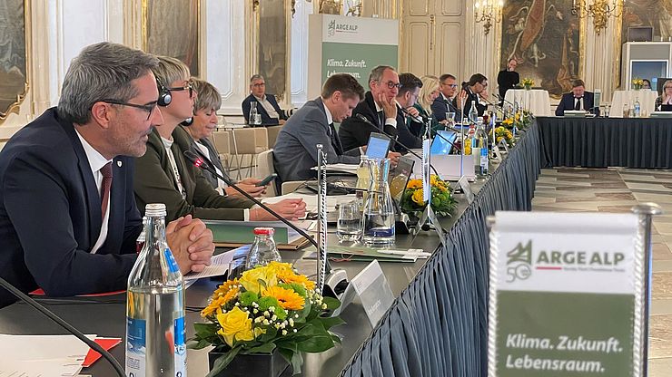 Südtirols Landeshauptmann Arno Kompatscher ergriff bei der Konferenz u.a. zu den beiden Resolutionen Länderübergreifendes Wolfsmanagement und Zukunftsorientierte Klimaschutzpolitik für den Alpenraum das Wort. 
