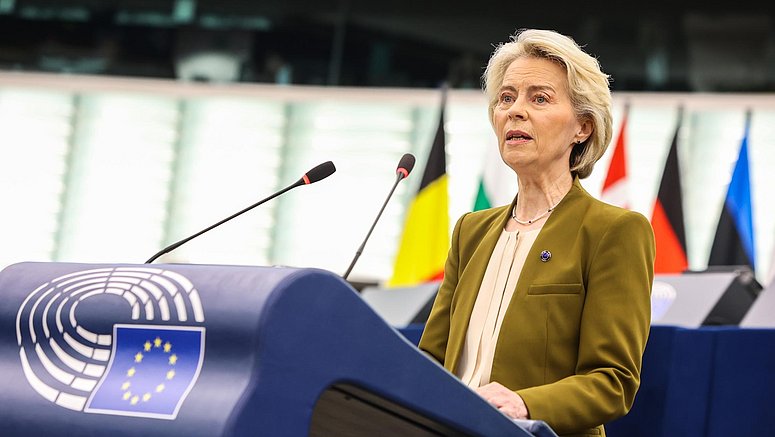 Ursula von der Leyen spricht während ihrer Rede zur Lage der Union am Rednerpult des Europäischen Parlaments. Im Hintergrund sind die Flaggen der EU-Mitgliedstaaten zu sehen.