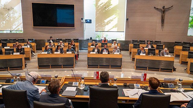 © Tiroler Landtag/Oswald Die Sitzung fand im Plenarsaal des Südtiroler Landtags statt (Tiroler Delegation in der Bildmitte).