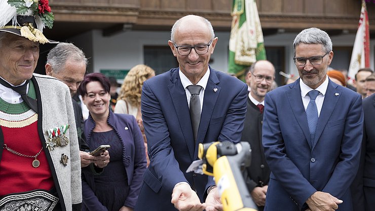 I presidenti dei tre territori dell'Euregio in dialogo con il cane robot Spot