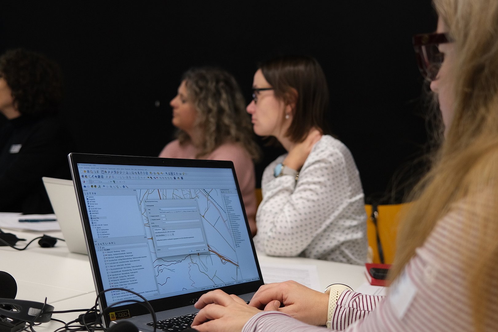 Computer mit GIS Programm und den erzeugten Datensätzen.