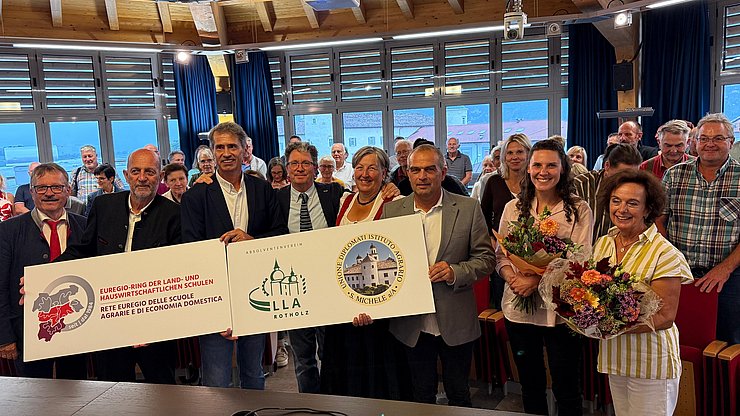 Die über 100 Teilnehmer der AV-Kulturexkursion, Ehrengäste und die Delegation aus San Michele freuten sich über die erfolgreiche Unterzeichnung der Partnerschaftsurkunde zwischen den Absolventenvereinen von Rotholz und San Michele.