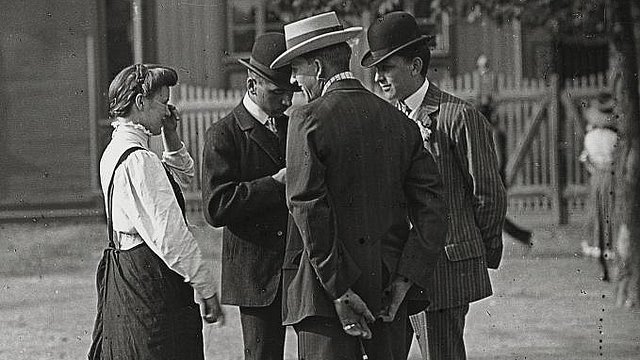 © Emil Mayer, Public domain, via Wikimedia Commons Dienstmädchen mit Galanen in Wien