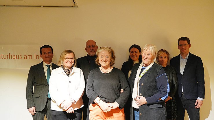 Gruppenfoto beim Euregio-Kulturabend: (von links) André Comploj (Direktor Abt. Ladinische Schule und Kultur, Land Südtirol), Univ.-Prof. Ulrike Tanzer (Leiterin Brenner-Archiv), Fritz Tiefenthaler (Euregio), Ursula A. Schneider (stv. Institutsleiterin Brenner-Archiv), Irene Prinoth (Direktorin Ist. Ladin Micurá de Rü), Prof. Ulrike Kindl, Lara Moroder (Präsidentin Verwaltungsrat Ist. Ladin Micurá de Rü) und Jürgen Runggaldier (Direktor Amt für Ladinische Kultur und Jugend).