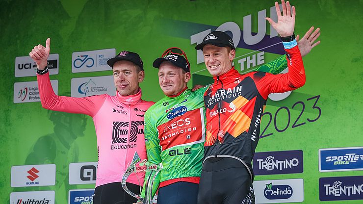 Il vincitore assoluto del Tour of the Alps 2023: Tao Geoghegan Hart (al centro)
