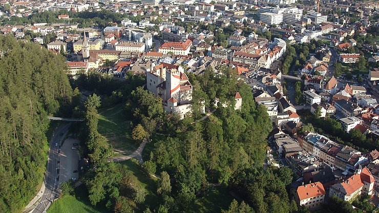 Vista di Brunico con il Castello di Brunico: quest'anno, la Festa dell'Euregio 2025 sarà inserita, domenica 20 luglio, nella nota Festa della Città di tre giorni. 