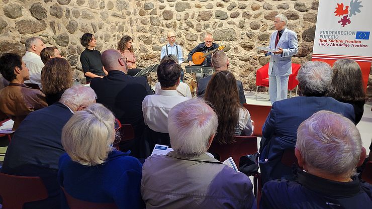 Letteratura e musica nel Medioevo sono state le protagoniste dell’evento culturale Euregio che si è tenuto ieri (25 settembre) alla Casa della Pesa di Bolzano con la lectio magistralis del professor Max Siller