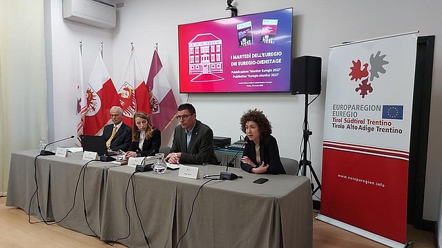 © Euregio Un momento della presentazione del Monitor Euregio a Casa Moggioli. Nella foto, da sinistra: Günther Pallaver (Università di Innsbruck), Chiara Ida Pompeo (moderatrice), Matthias Fink (Euregio) ed Elisa Bertò (Euregio)