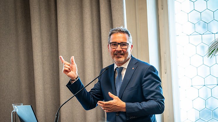 Landeshauptmann Arno Kompatscher (Südtirol): „Mit der Euregio-Jobbörse wird ein gemeinsamer Arbeitsmarkt für Bürgerinnen und Bürger sowie Unternehmen der Euregio konkret erlebbar.“