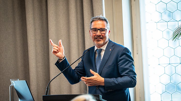 L presidënt dla Provinzia de Bulsan Arno Kompatscher: “Cun la Borsa lëur dl’Euregio devënta l marcià de lëur cuncretamënter da tuché cun mans sibe per i zitadins y la zitadines che per la mprejes dl’Euregio.”