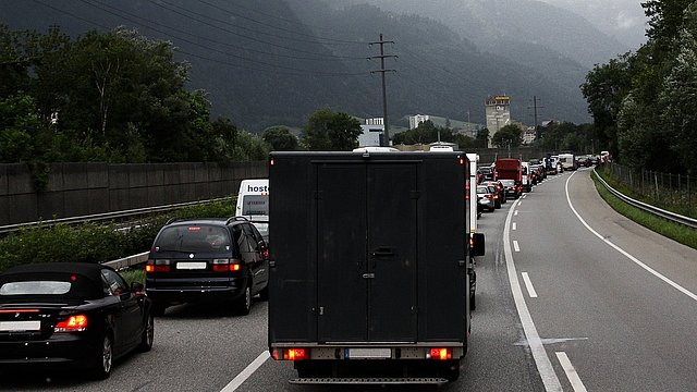  Le auto si accumulano sull'autostrada.