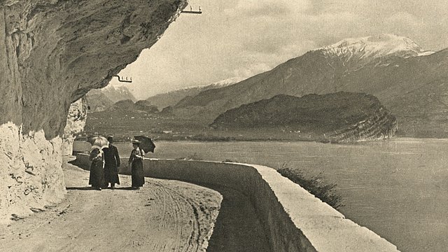 © AKON/Österreichische Nationalbibliothek, http://data.onb.ac.at/AKON/AK116_393 Cartolina della Strada della Ponale sulla sponda nord-occidentale del Lago di Garda, che collega Riva del Garda con la Val di Ledro