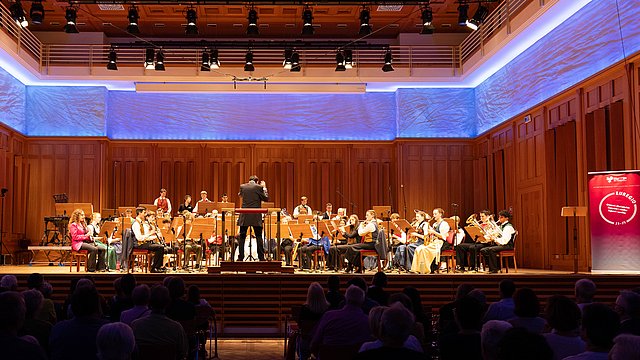 In Alto Adige, i concerti dell'Orchestra giovanile di fiati dell'Euregio (nella foto l'edizione 2025) si svolgono tradizionalmente a Dobbiaco. 